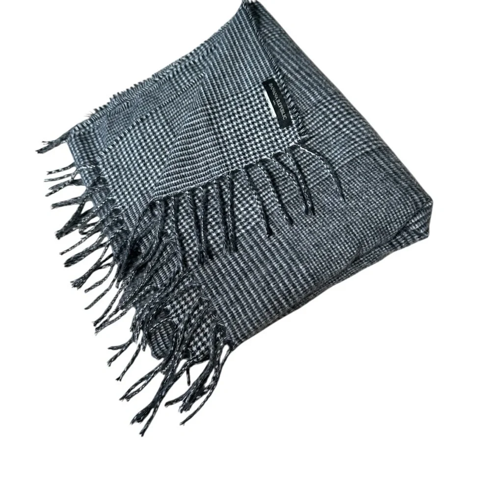 Banana Republic Men's Black and White Houndstooth Checkered Scarf